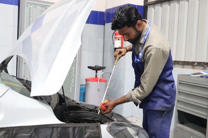 JRD Nimbus Hyundai service advisor assisting a customer